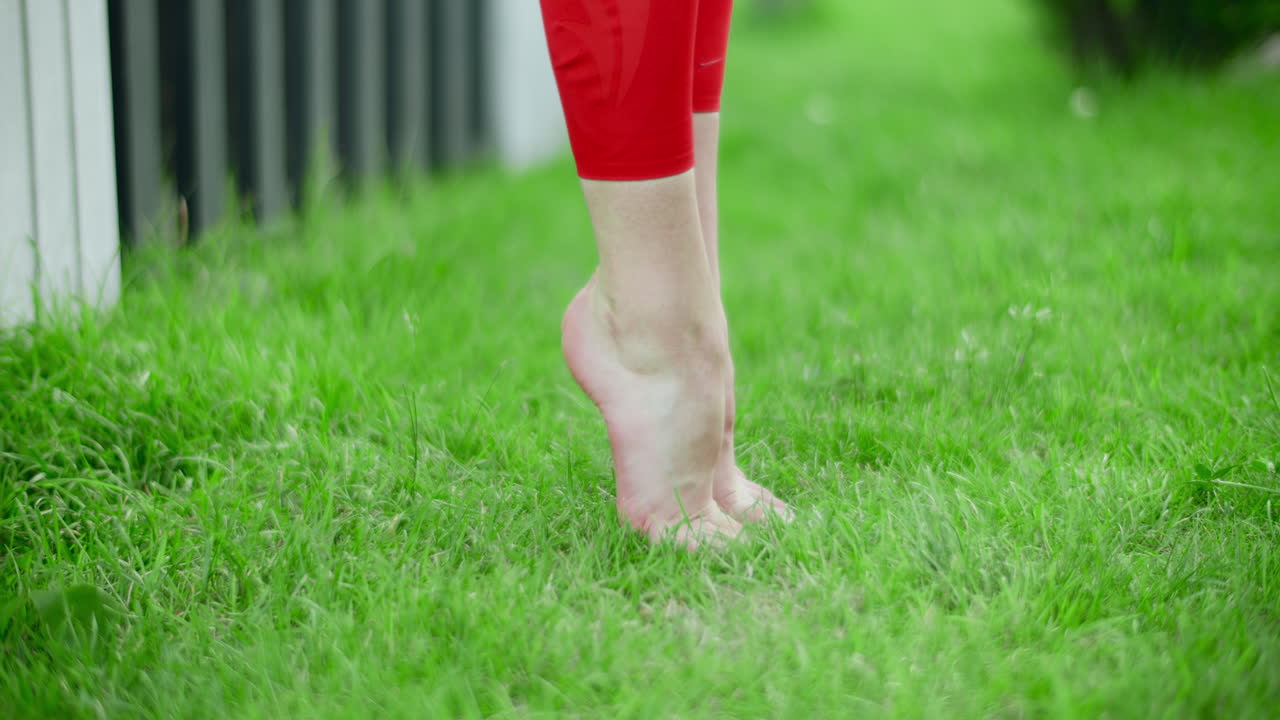 야외 에서 요가 를 연습 하는 여자