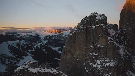 El-Dron-Vuela-Más-Allá-De-Un-Grupo-De-Sella,-Luego-Hacia-Val-Gardena