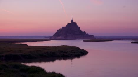 Monasterio-De-Mont-Saint-Michel-En-Francia-En-Luz-Dorada-Del-Atardecer