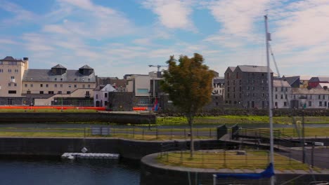 Día-Soleado-Durante-Una-Larga-Caminata-Y-Arco-Español-De-Claddagh,-Galway-Irlanda