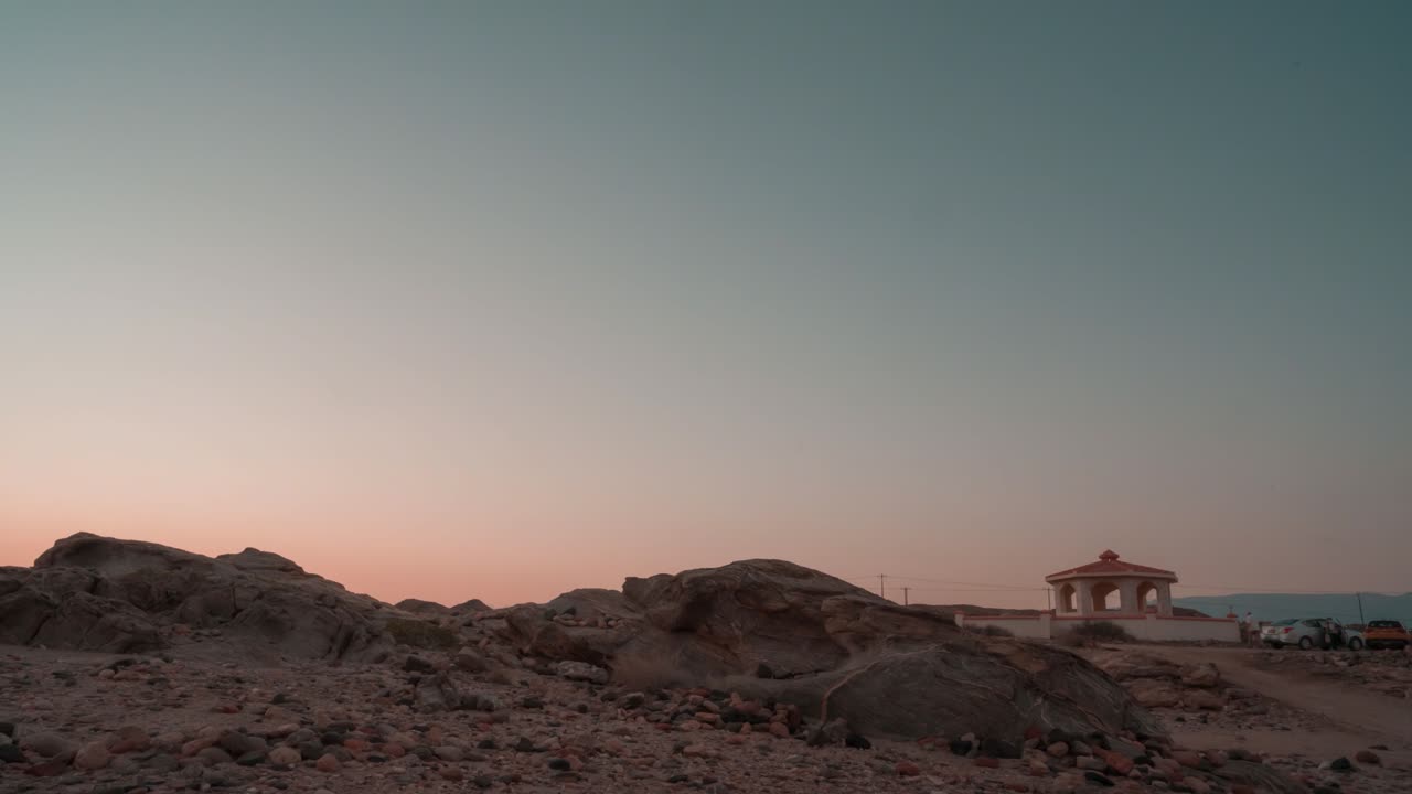 el atardecer a la vía láctea el lapso de tiempo como una familia tiene una fiesta de observación de estrellas en la playa de omán cerca de salalah