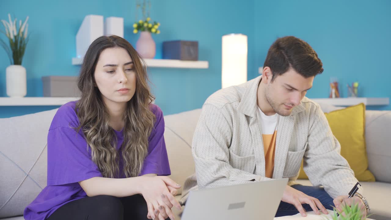 un joven consolando a su novia y tratando de hacerla feliz.