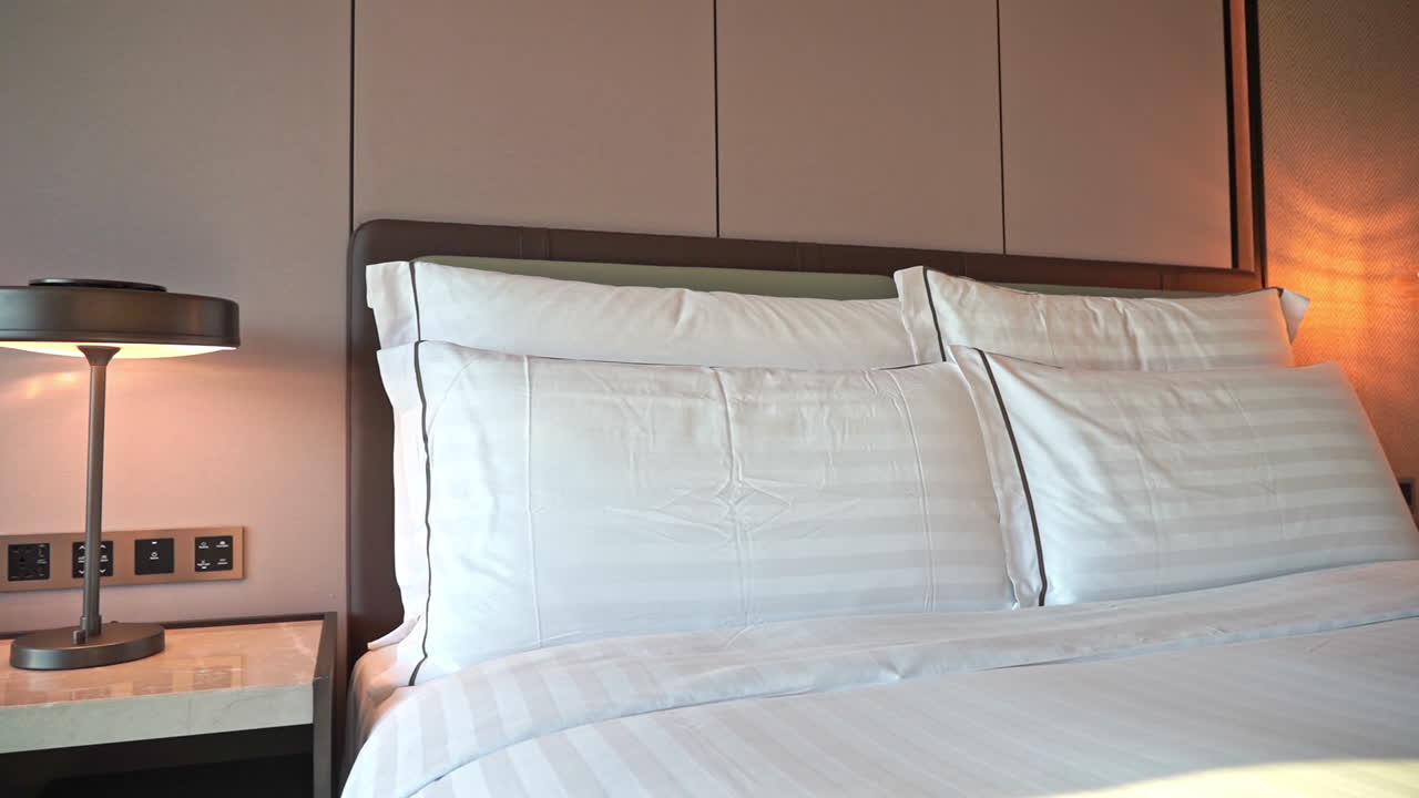 호텔 방에 있는 편안한 더블 깔끔한 침대. 패닝