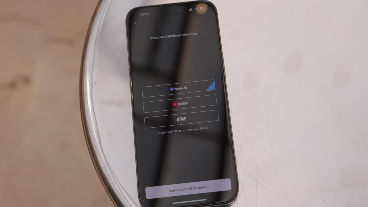 el teléfono inteligente muestra la elección de la plataforma de transmisión.