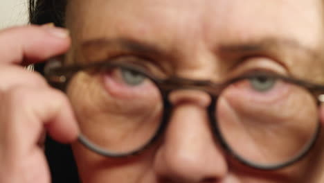 Elderly-woman-with-bad-vision-put-on-glasses-to