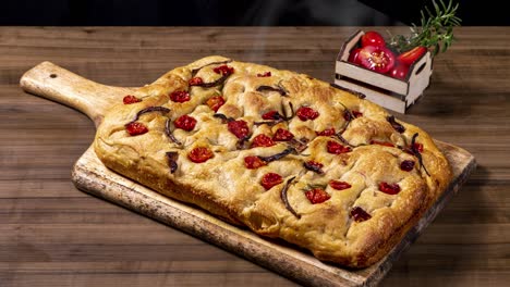 Traditionelle-Italienische-Focaccia-Mit-Peperoni,-Kirschtomaten,-Schwarzen-Oliven,-Rosmarin-Und-Zwiebeln---Hausgemachte-Fladenbrot-Focaccia