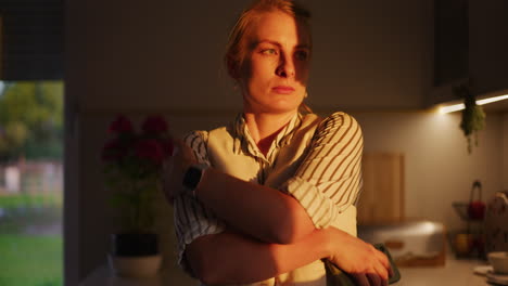 una mujer triste y pensativa a la luz del sol.