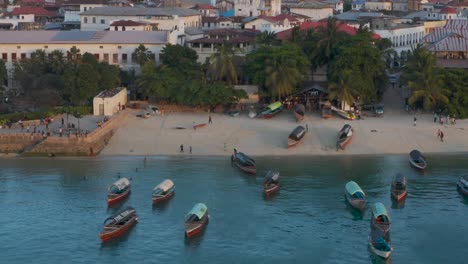 barcos esperando en la costa de zanzíbar