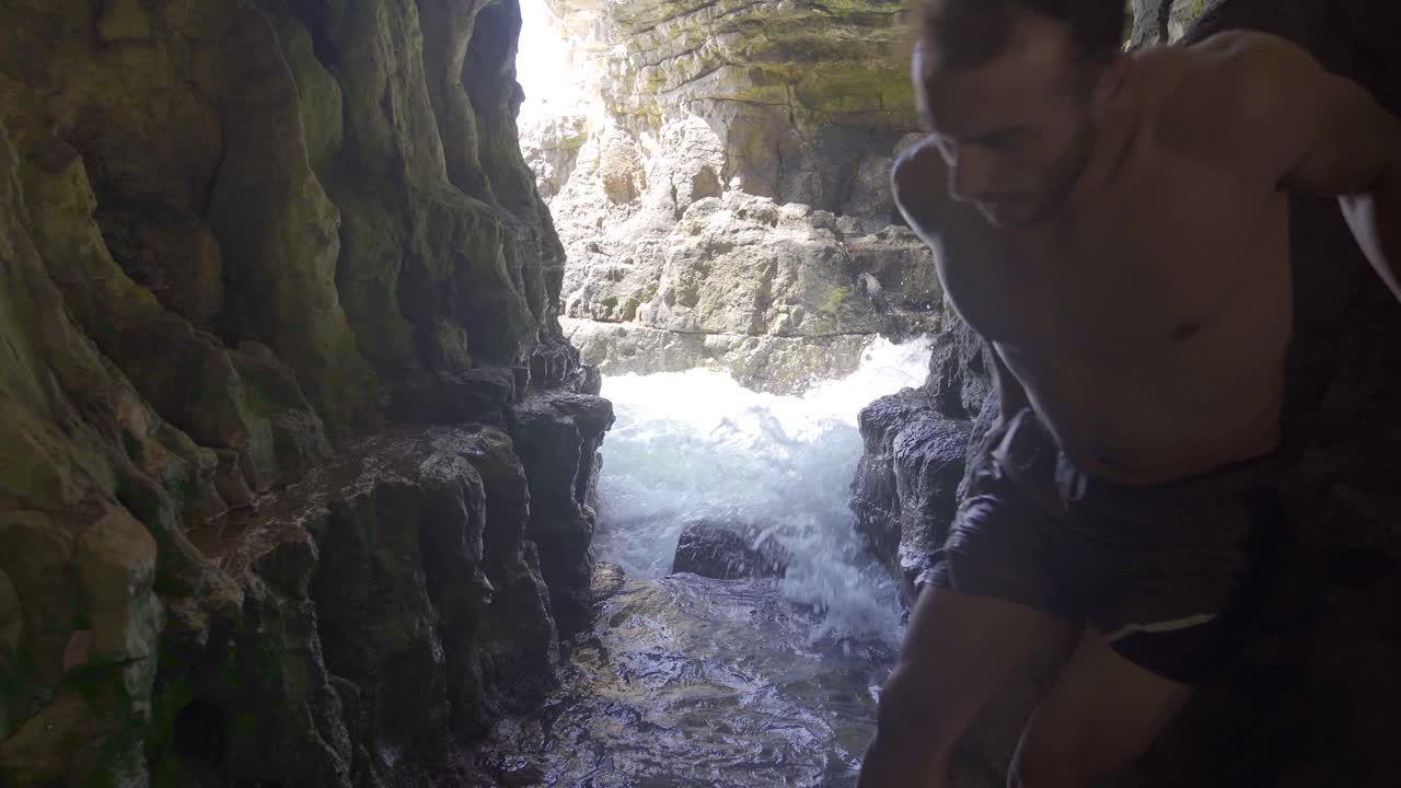 joven en los acantilados del mar.