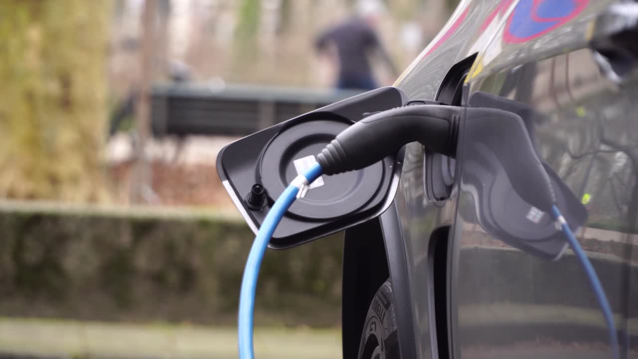 암스테르담에서 주차장에서 전기 자동차 충전