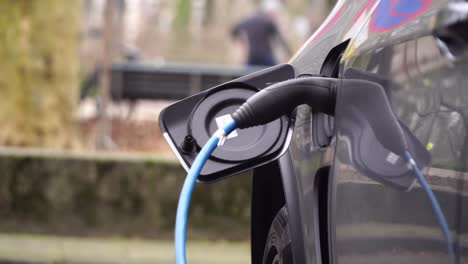 carga de automóviles eléctricos en el estacionamiento en ámsterdam
