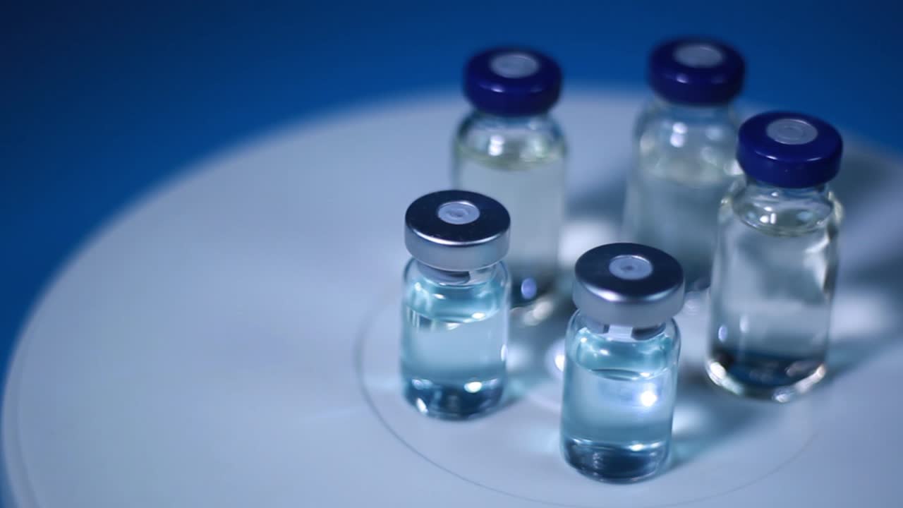 바이러스 백신 병 회전, 한 여자가 병을 가져갑니다