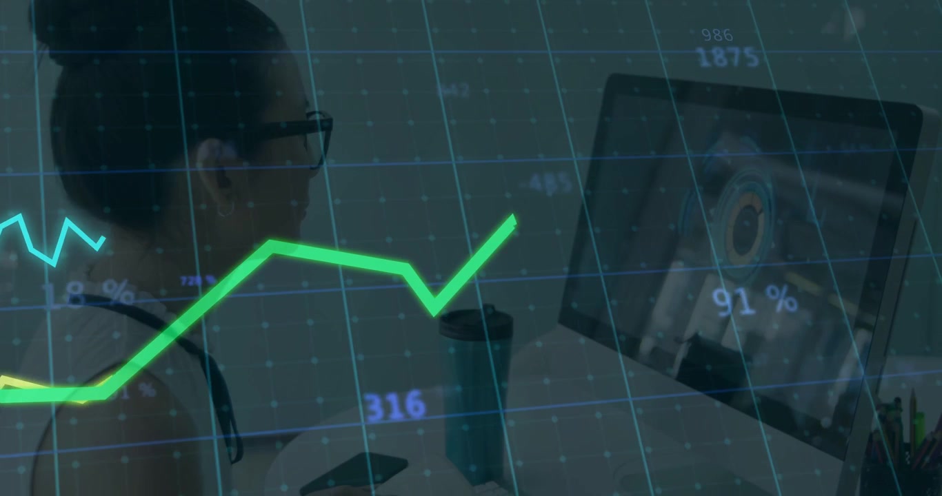 Analista donna che monitora grafici finanziari su schermo e reagisce a sovrapposizioni in aggiornamento mentre digita