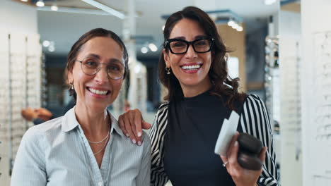 dos mujeres sonriendo en una tienda de ópticos