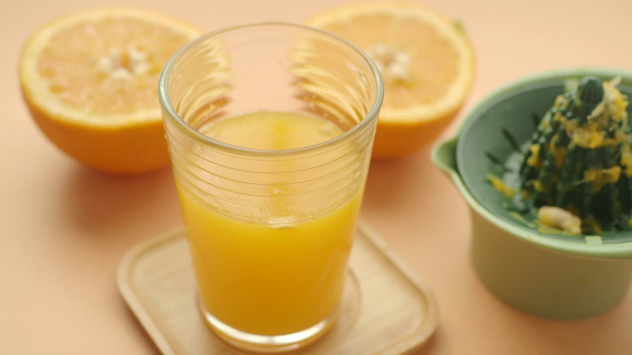 Bicchiere di succo d'arancia e arance fresche