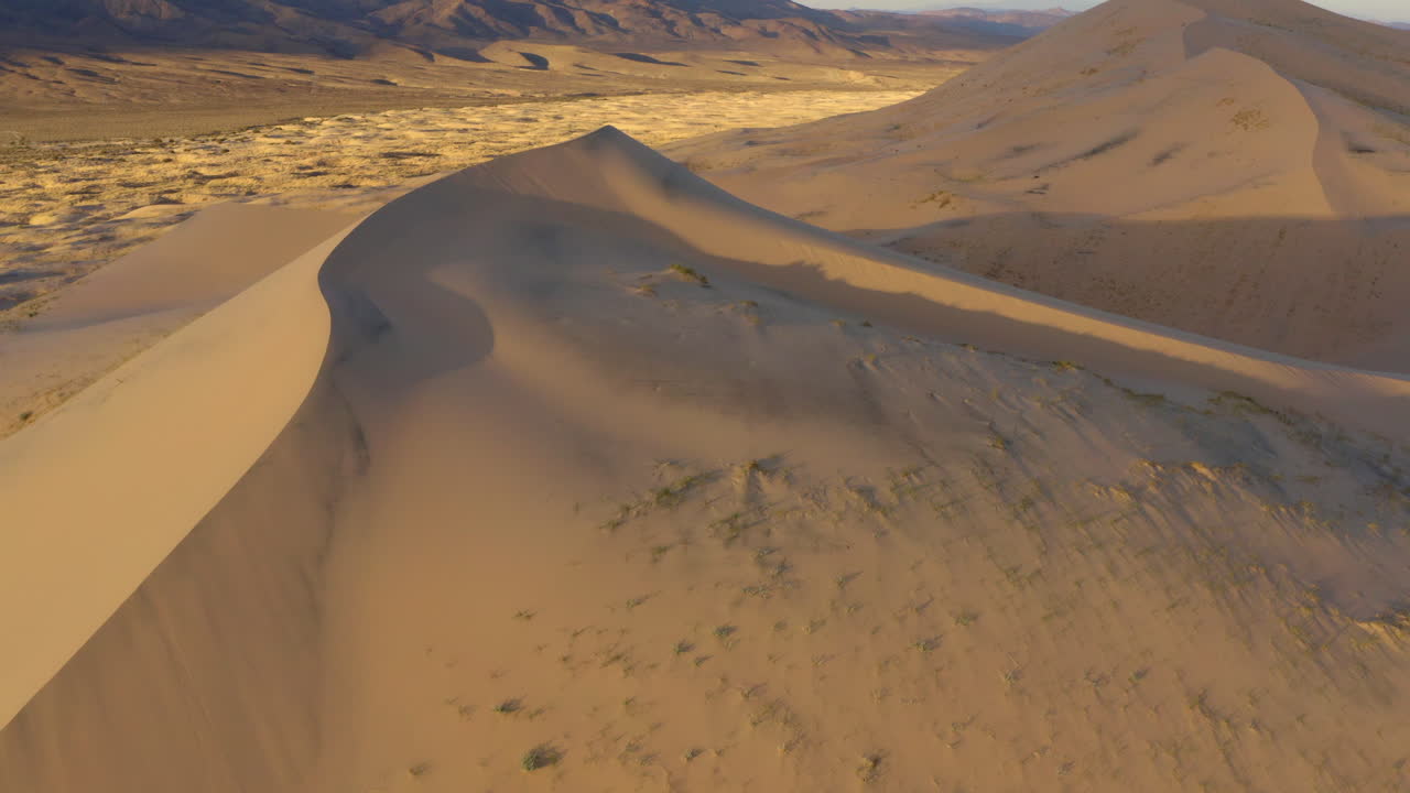 вид с воздуха на дюны келсон во время заката в пустыне мохаве