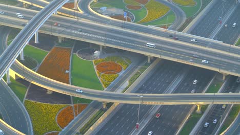 Hermosa-Estructura-De-La-Carretera-Sheikh-Zayed-Con-Automóviles-Circulando-Por-Una-Carretera-Asfaltada-Durante-El-Día-En-Dubai,-Emiratos-árabes-Unidos