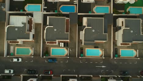 vista aérea de casas de lujo con piscinas