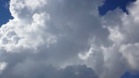 el cielo nublado