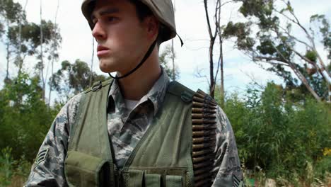 soldado militar durante un ejercicio de entrenamiento con armas