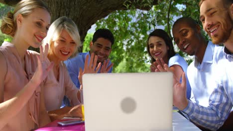 un gruppo di amici che fanno video chat sul portatile