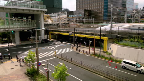 Tokyo-Street-Mit-Hochgeschwindigkeitszügen,-Die-Auf-Der-Überführung-Fahren