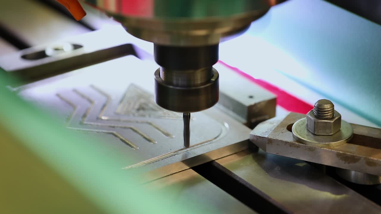 металлообрабатывающая машина с чпу.