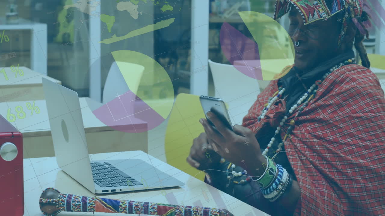 Animazione di elaborazione dati digitali su donna afroamericana che usa uno smartphone