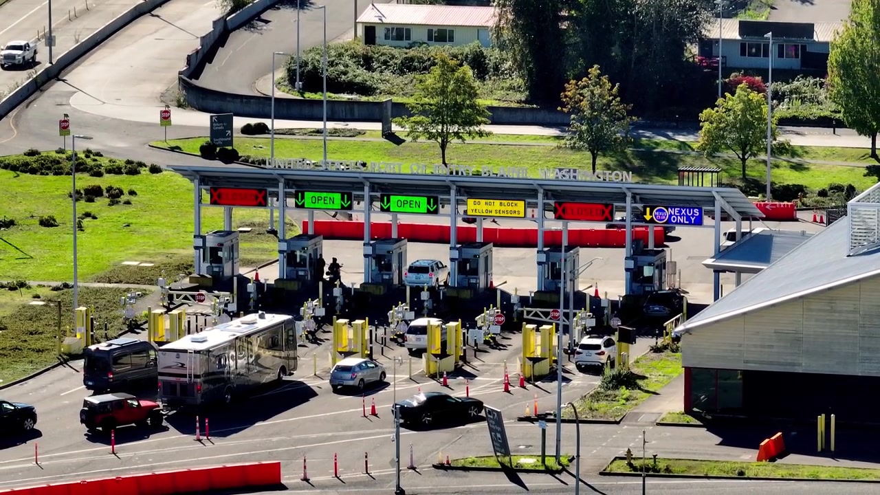 Ruch drogowy na przejściu granicznym Pacific Highway między USA a Kanadą, między South Surrey, BC a Blaine, WA. Ujęcie lotnicze.