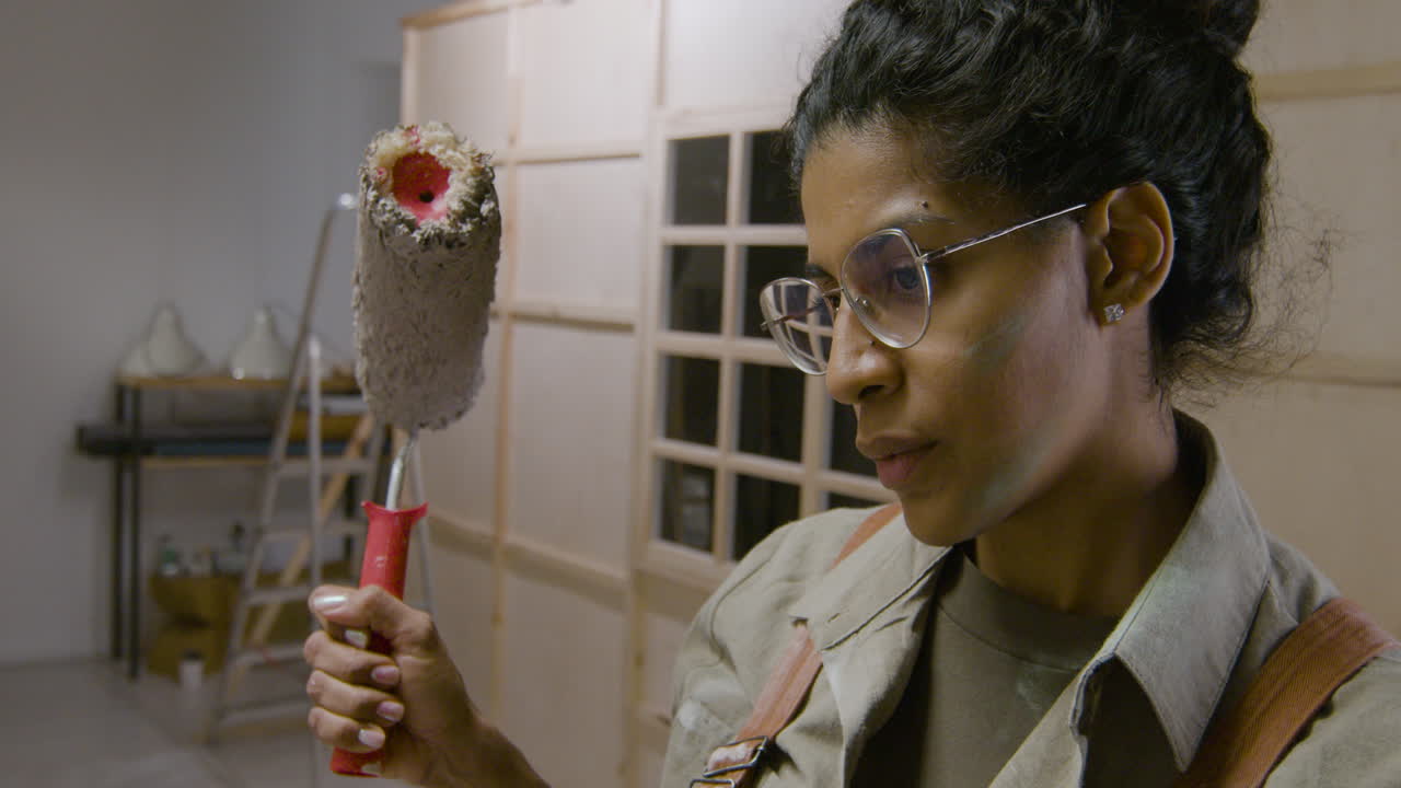 pintor en el estudio de diseño