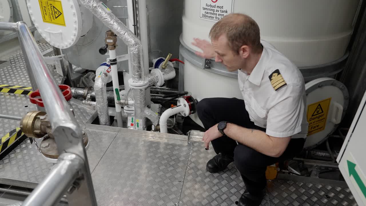 el capitán cierra la válvula para descargar las aguas residuales del barco directamente al mar, prohibido