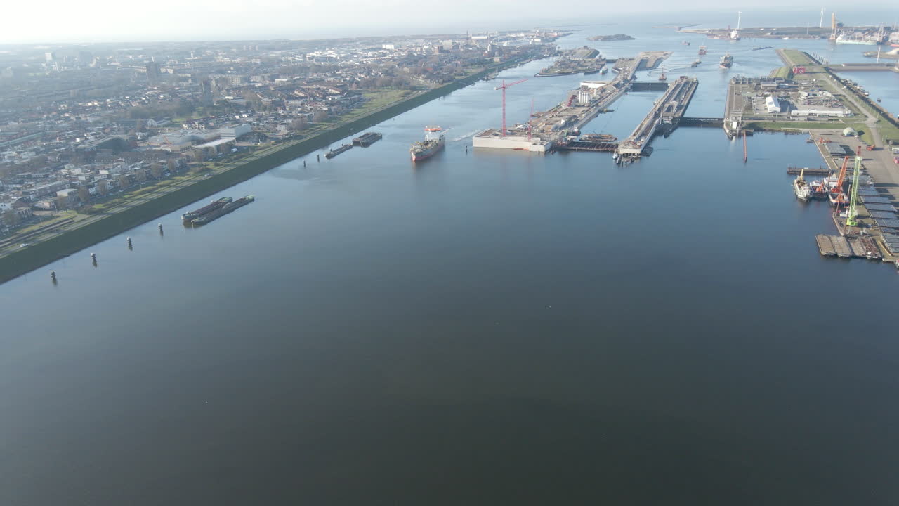 세계에서 가장 큰 선박 자물쇠인 ijmuiden sluis를 통과하는 선박의 항공