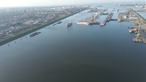 세계에서 가장 큰 선박 자물쇠인 ijmuiden sluis를 통과하는 선박의 항공