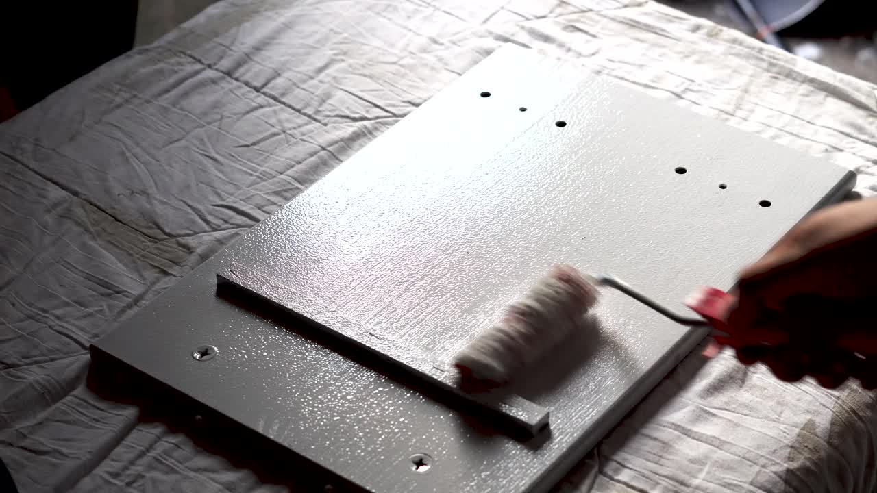 롤러를 사용하는 동안 흰색으로 백인 남성 그림의 중간 샷