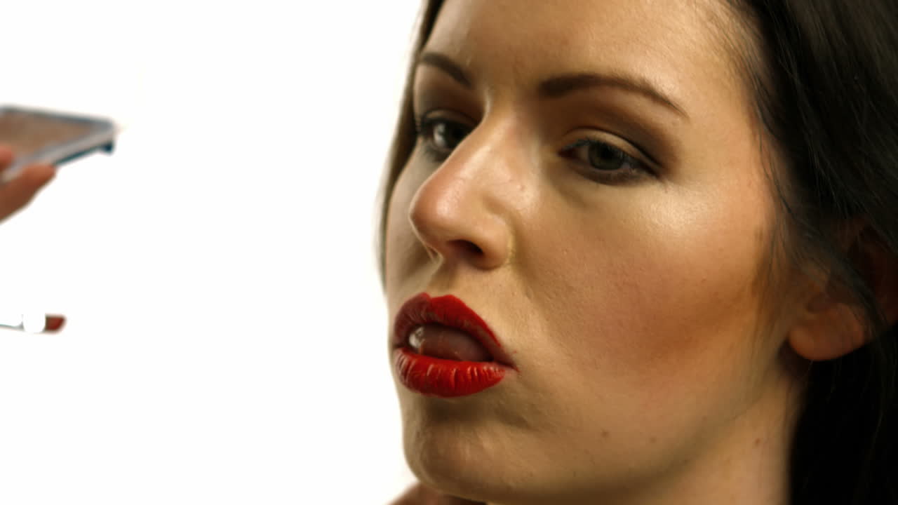 artista de maquillaje aplicando maquillaje