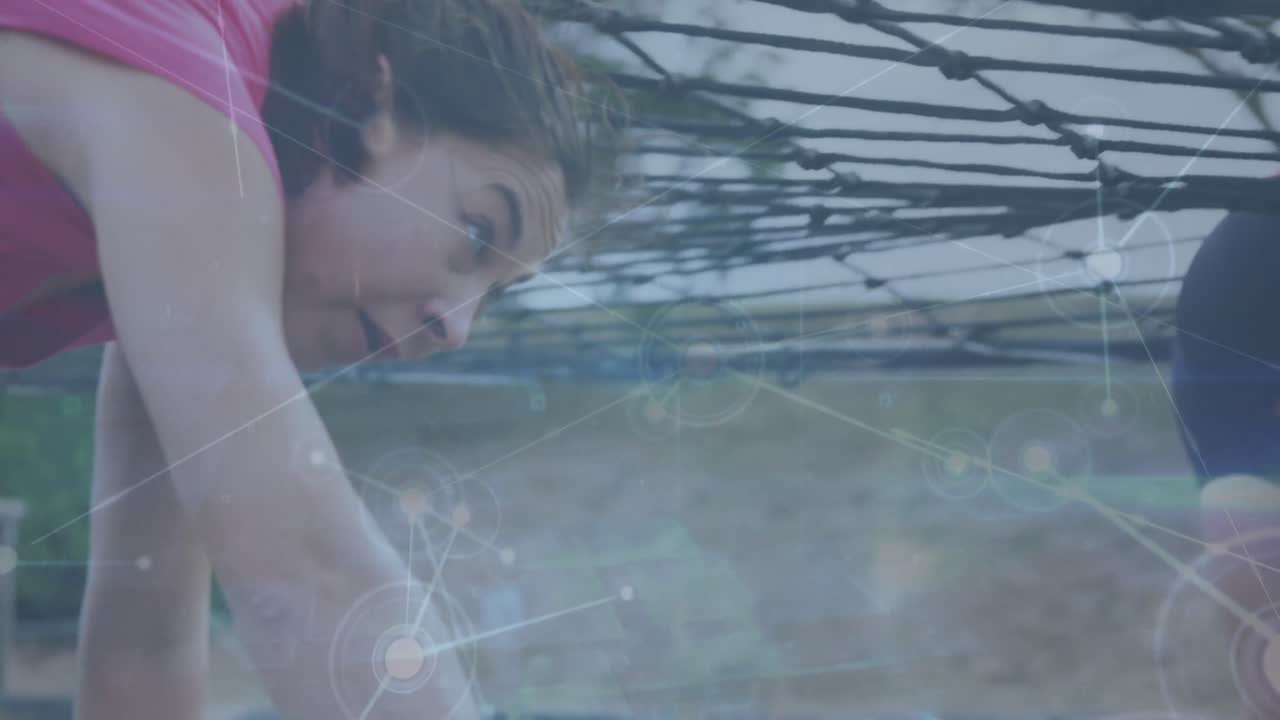 animación de puntos conectados, densas nubes sobre mujer caucásica haciendo ejercicio en el parque.