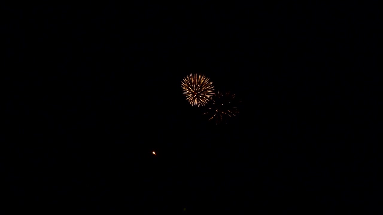 Fuochi d'artificio del Quattro Luglio al rallentatore a Boulder, Colorado