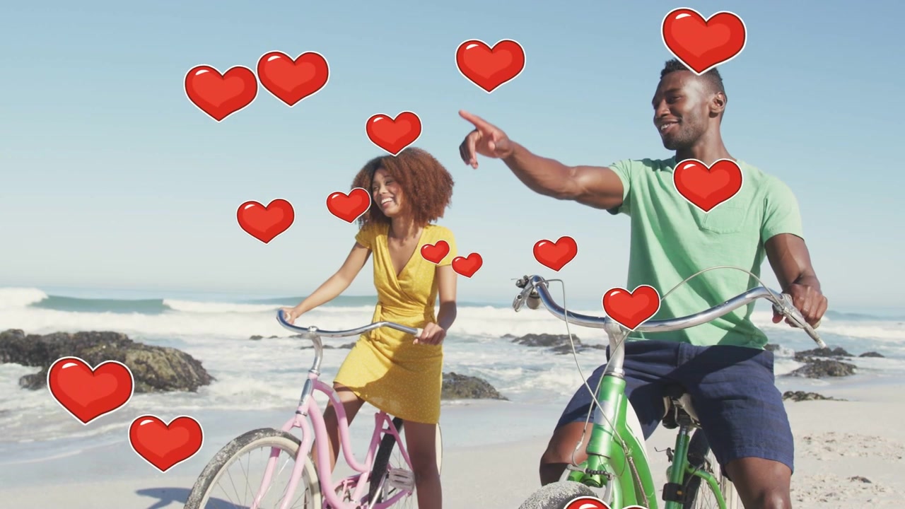 Vrouw en man fietsen langs de kustlijn, glimlachen en veroorzaken geanimeerde rode hartjes voor ontspanning