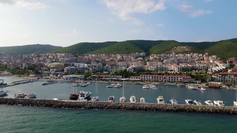 Un-Puerto-Deportivo-De-Lujo-En-La-Costa-De-Bulgaria-Capturado-Por-Un-Dron-En-4k.