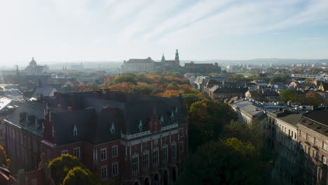 Panorama-Del-Casco-Antiguo-De-Cracovia-Y-El-Castillo-Real-De-Wawel-En-La-Mañana-Brumosa-Durante-El-Otoño,-Cracovia,-Polonia