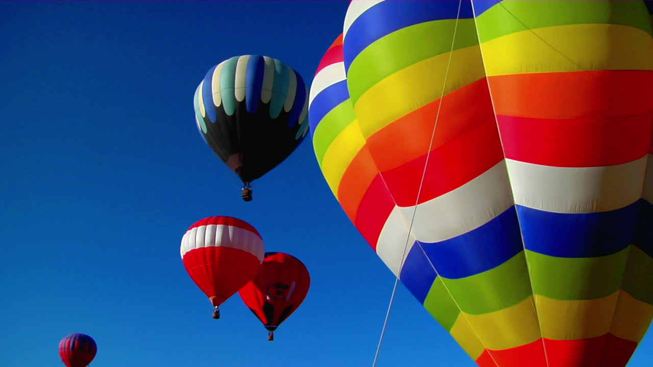 lanzamiento de globos de colores en el festival de globos de albuquerque