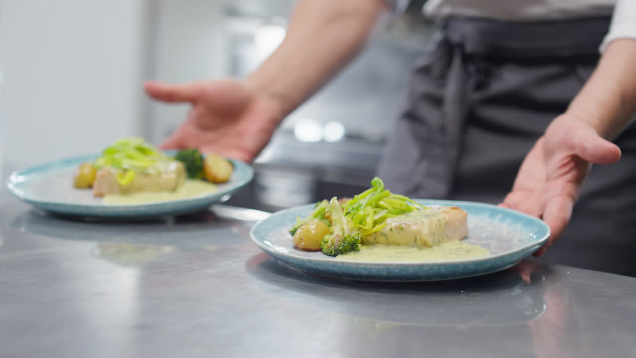 Chef che impartisce ordini per il cibo