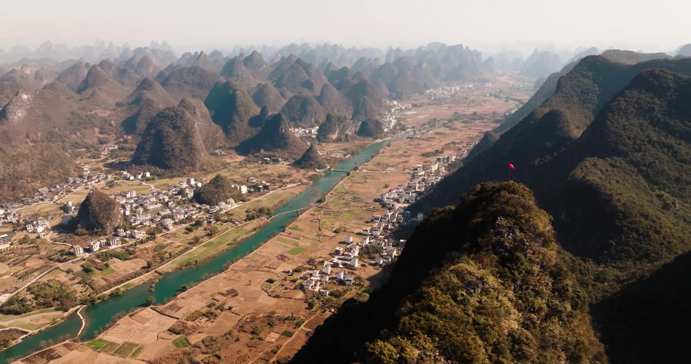 Những ngọn núi đá vôi (karst) rộng lớn bao quanh một con sông uốn lượn và những cánh đồng ở Dương Sóc.
