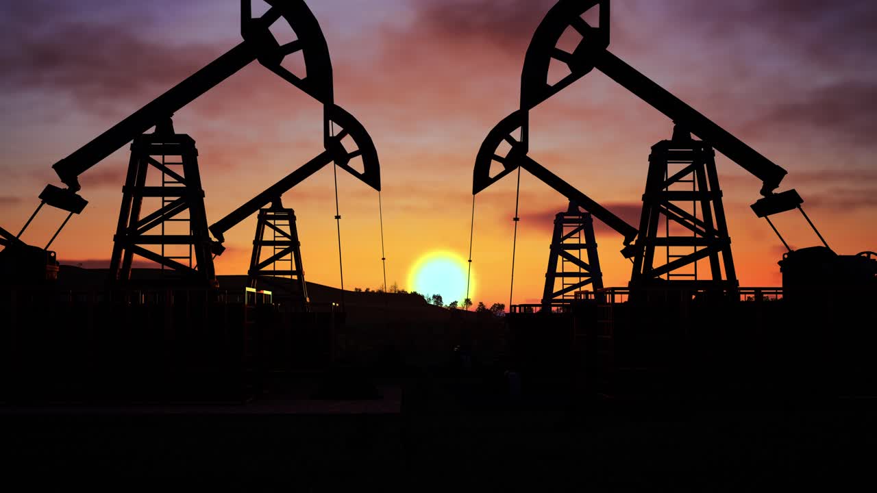 bomba de petróleo, equipos de la industria petrolera, perforaciones de perforación silueta del campo petrolífero al atardecer con un cielo dramático