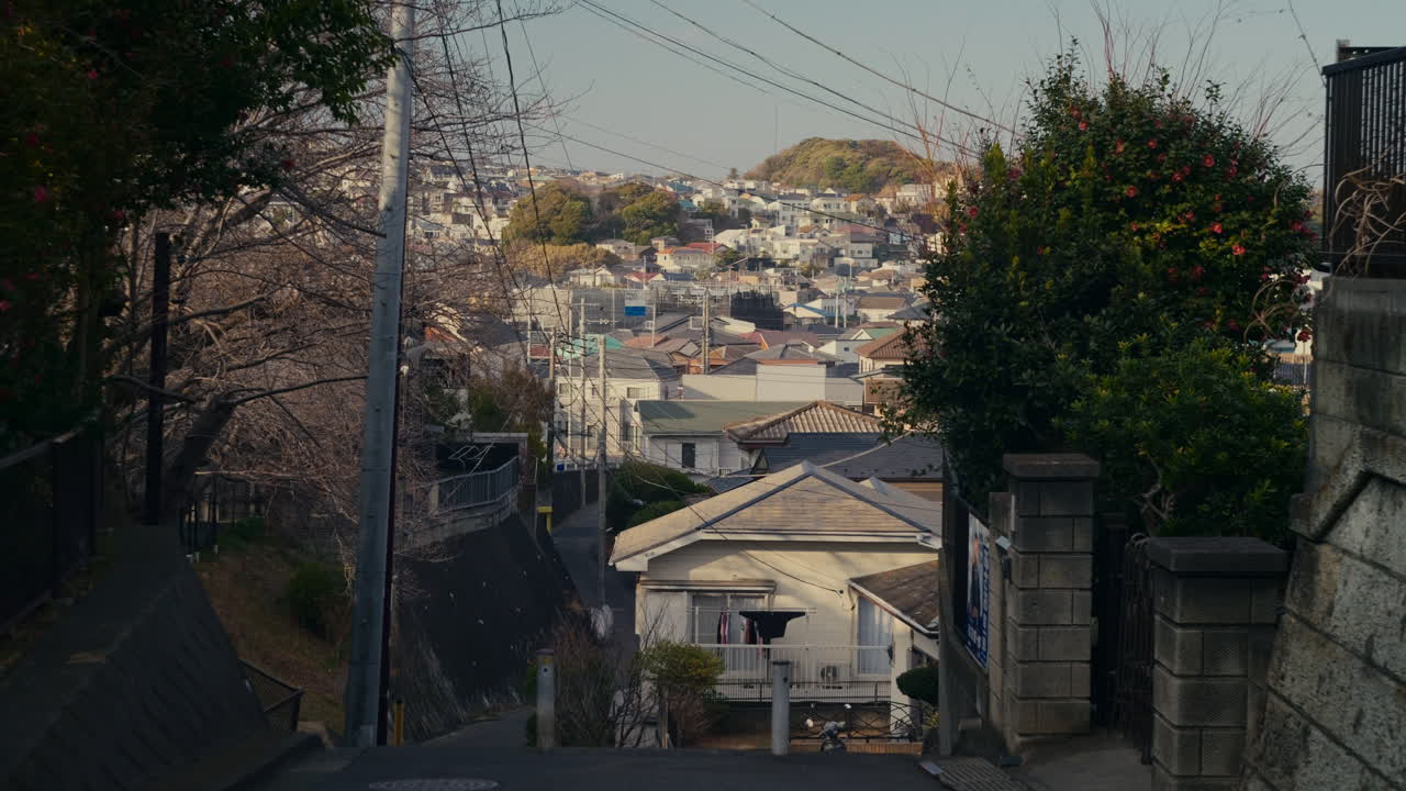 Atmosfera di vita locale nella zona residenziale di Kamakura.