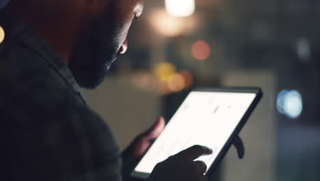 en línea, pensando y hombre de negocios en la tableta