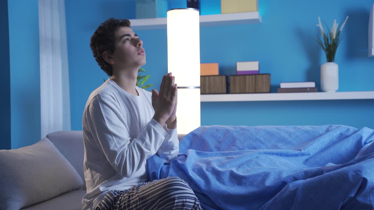 밤에 하느님께 기도하는 소년.