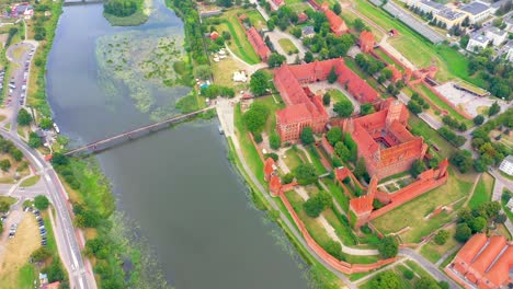 el castillo de la orden teutónica en malbork es un castillo del siglo xiii ubicado cerca de la ciudad de malbork, polonia