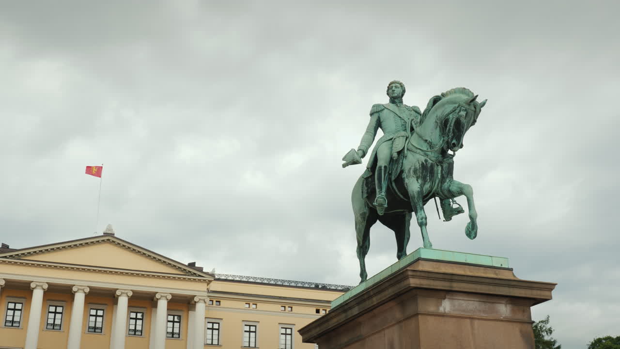 статуя короля карла xiv йохана в осло норвегия на заднем плане виден королевский дворец steadicam sh