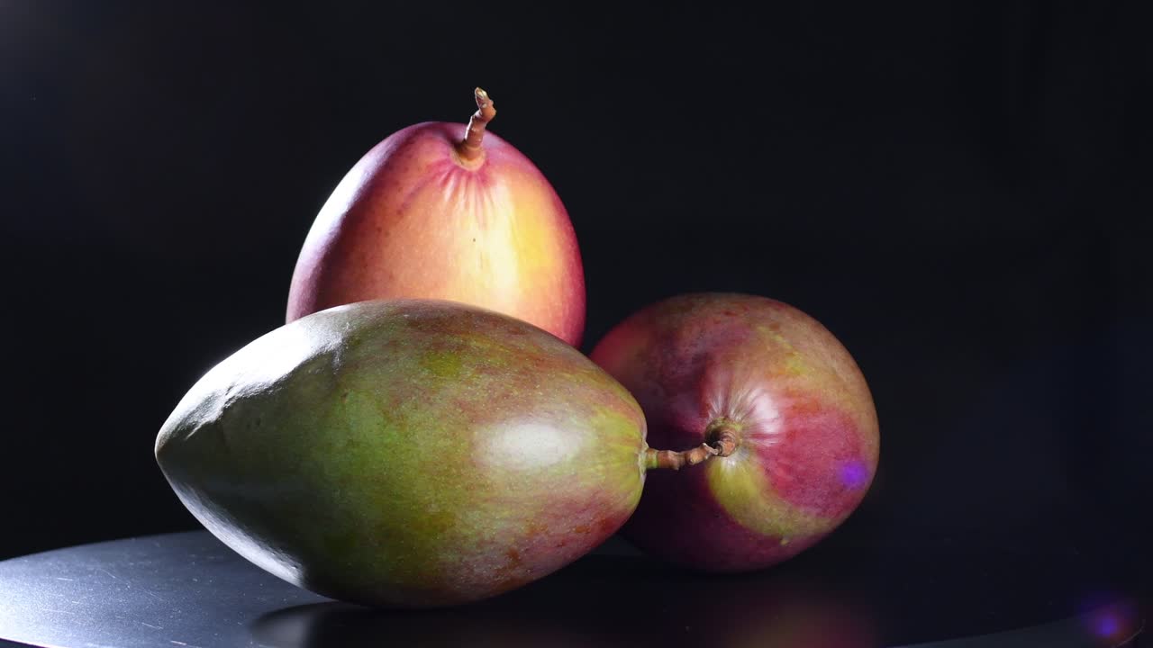 mangos girando en el fondo negro